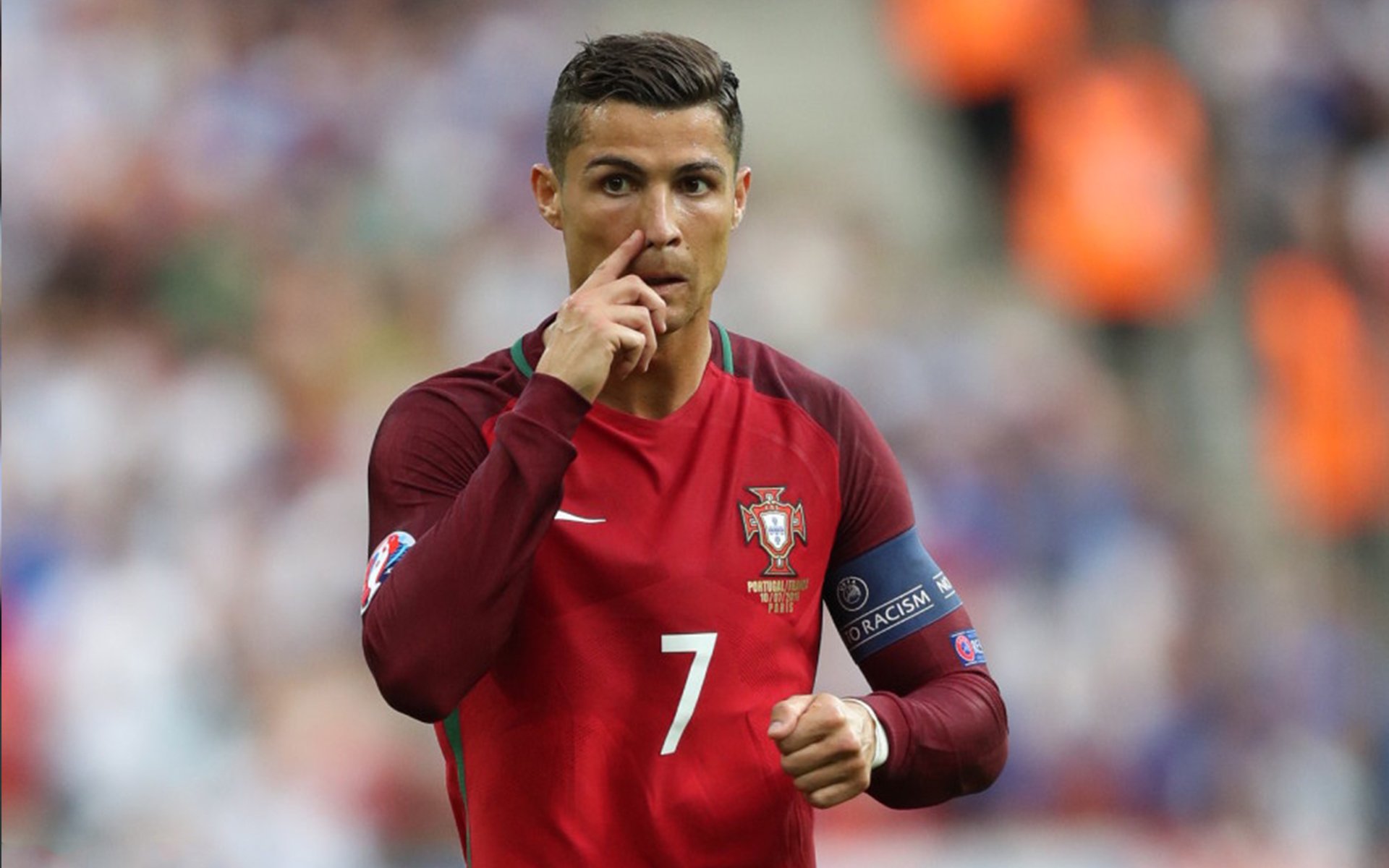 球迷通过社交平台分享观赛感受传递正能量与体育精神风貌，看球赛的感悟